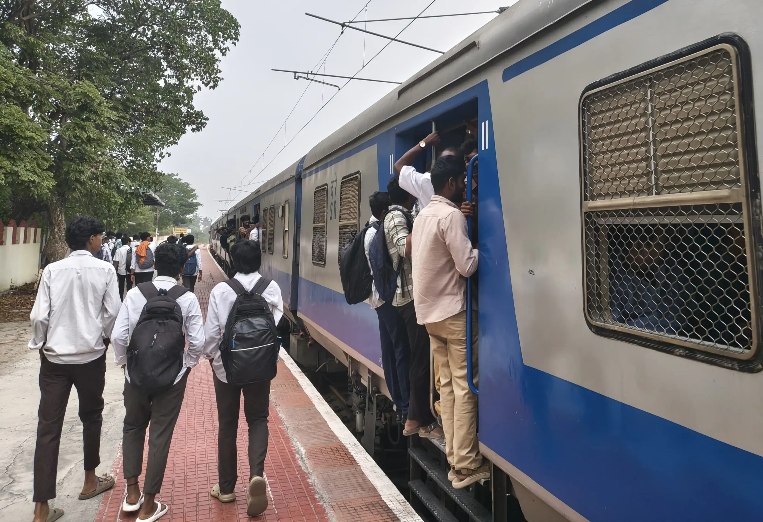 RAILWAY COMMUTERS PROTEST DELAY IN ADDING COACHES TO METTUPALAYAM MEMU TRAIN - Railway commuters