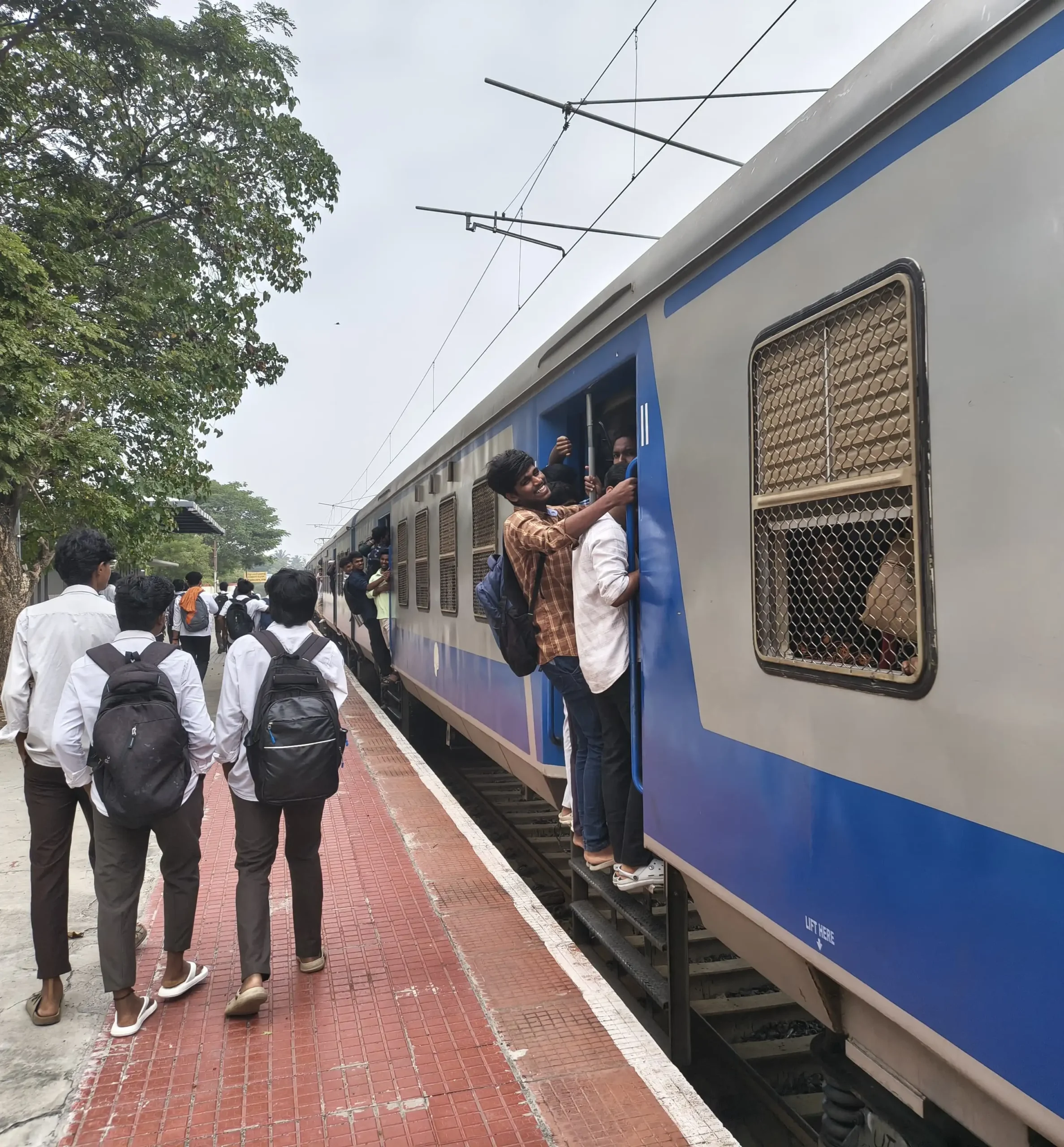 RAILWAY COMMUTERS PROTEST DELAY IN ADDING COACHES TO METTUPALAYAM MEMU TRAIN - Railway commuters