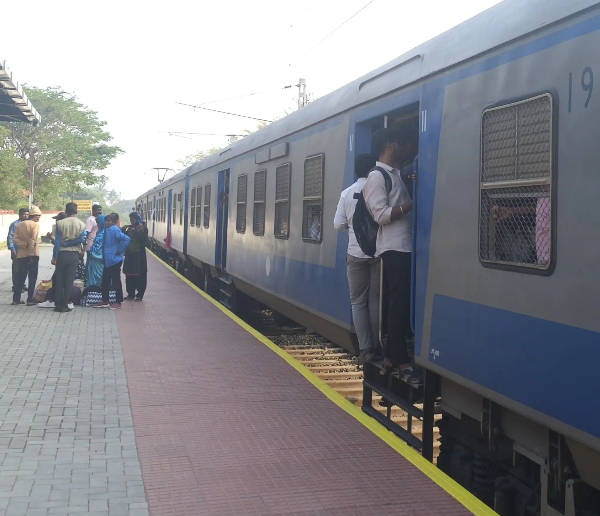 RAILWAY COMMUTERS PROTEST DELAY IN ADDING COACHES TO METTUPALAYAM MEMU TRAIN - Railway commuters