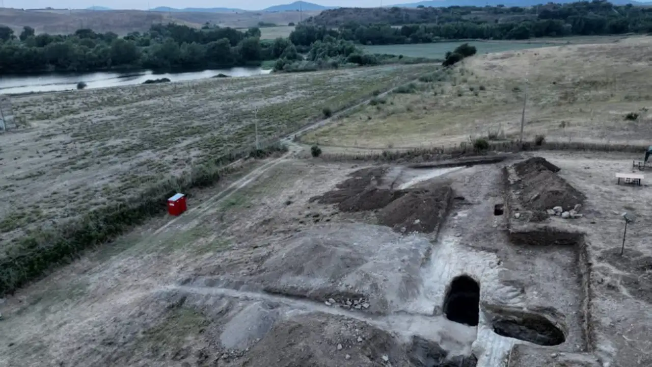 Archaeologists uncover 2,700-year-old Etruscan tomb at Italy's Vulci; weapons, gold and rare