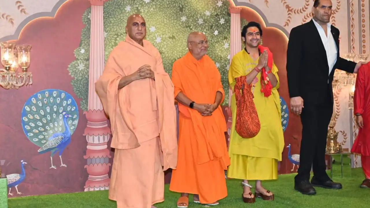 Bageshwar Baba donned the wooden khadau (footwear), part of India's traditional fashion