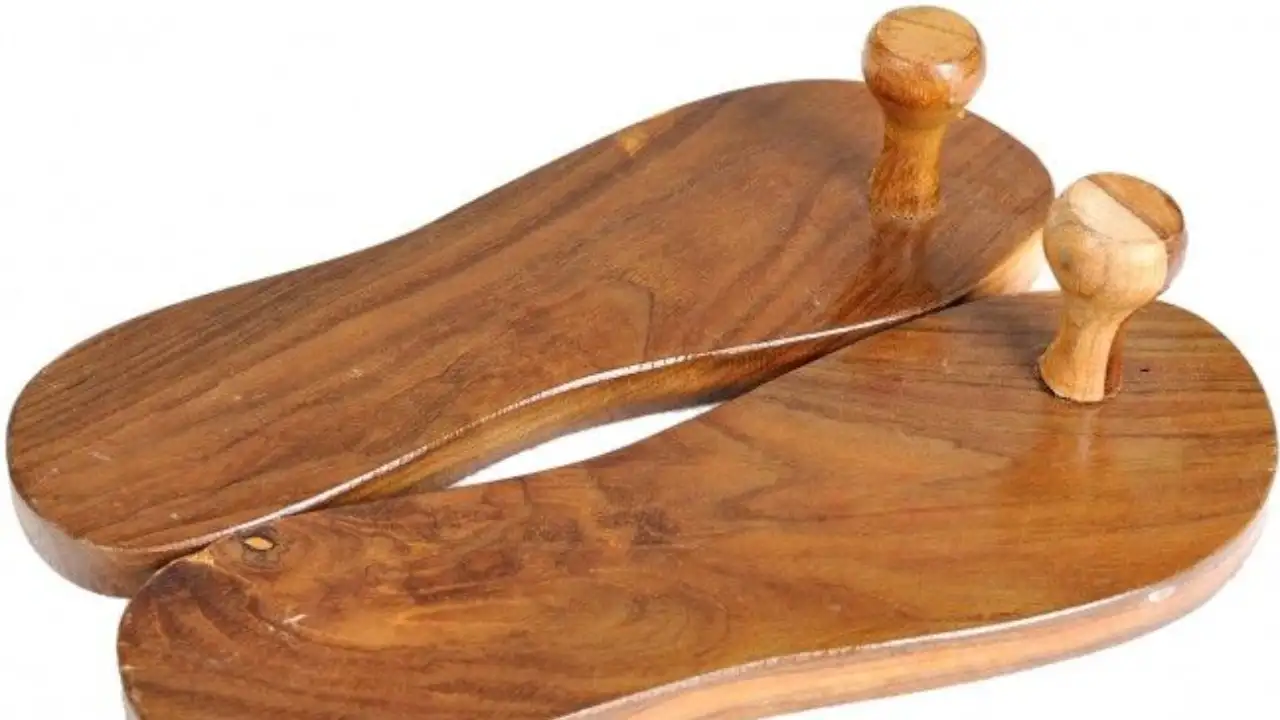 Bageshwar Baba donned the wooden khadau (footwear), part of India's traditional fashion