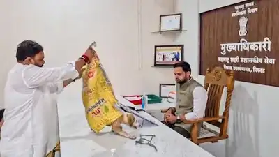 Shiv Sena leader Aaditya Thackeray reprimanded a party functionary for his protest actions
