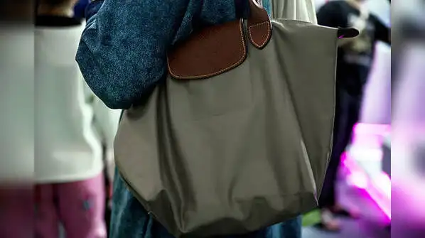 A practical guide to spot a fake Longchamp tote bag: 7 things to check before you buy