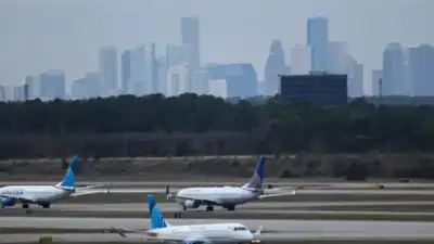 United Airlines jet makes emergency return (photo credit: CNN)