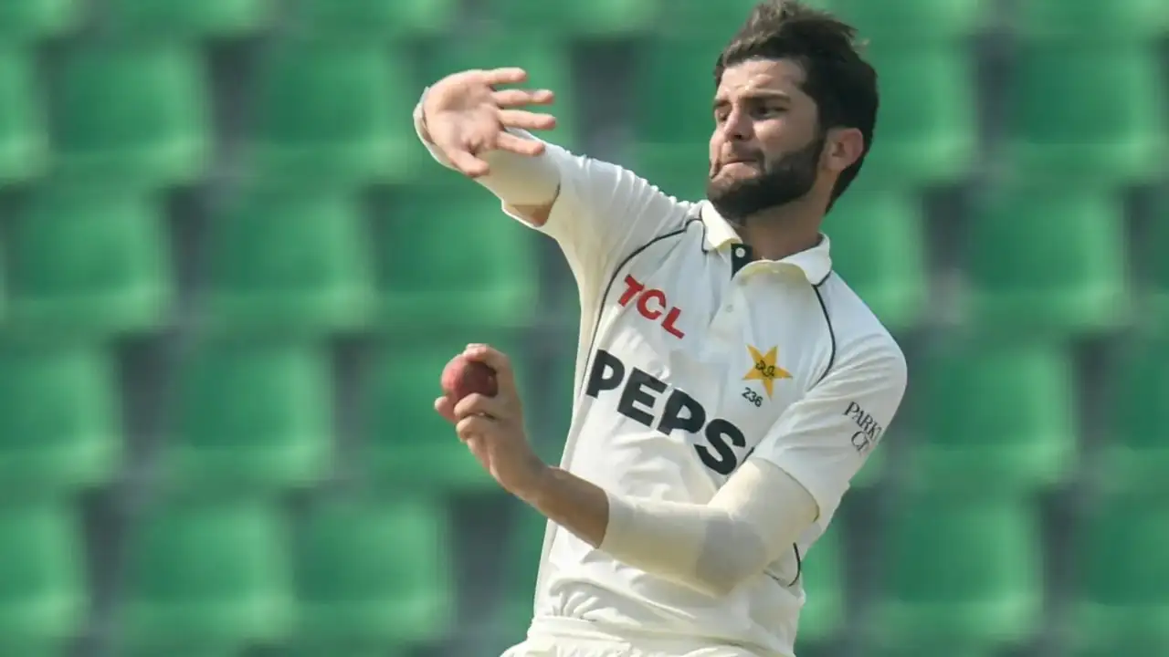 Pakistan's head coach Mike Hesson, center, raises a hand while speaking to the team