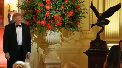 US President Donald Trump presented Chinese President Xi Jinping with a sculpture of a bald