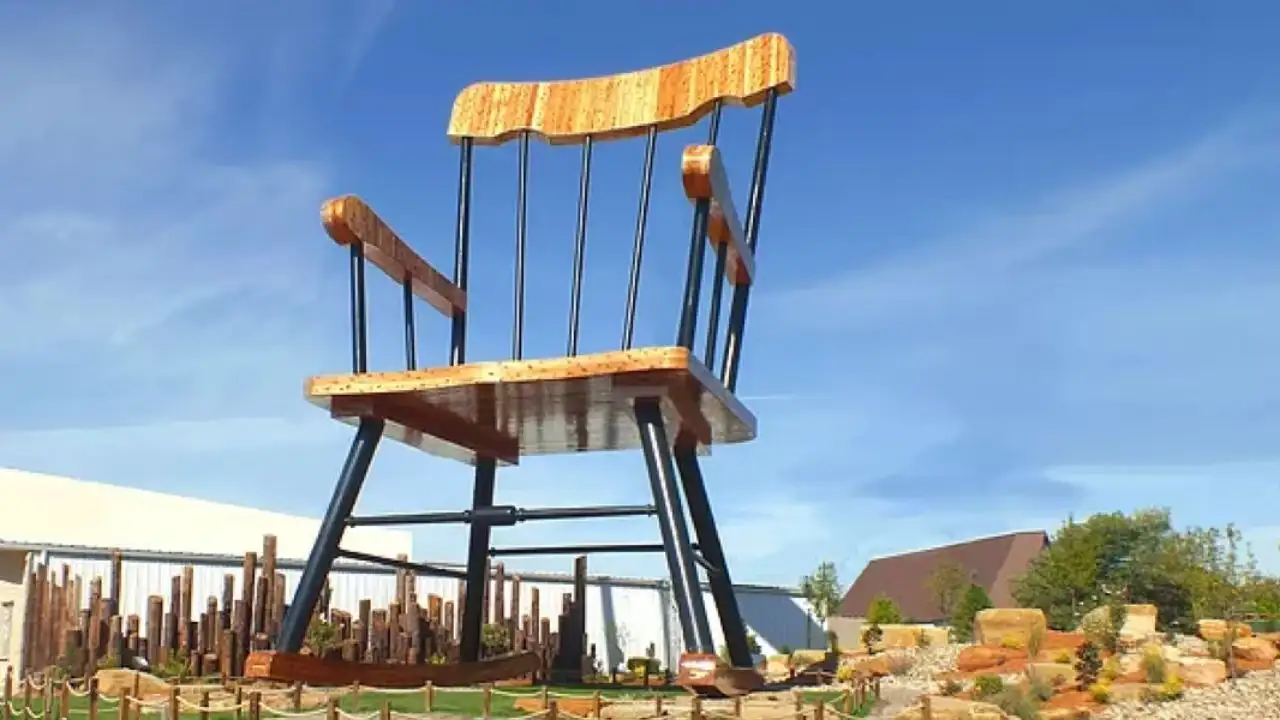 In 2011, Illinois businessman Jim Bolin built a record-breaking wind chime to draw travelers
