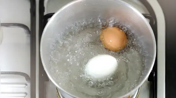 Here are five common reasons eggs crack while boiling, along with simple ways to keep