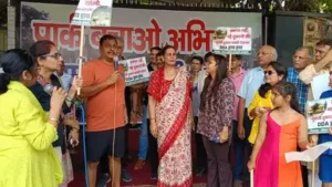 Residents of the Narmada-Saraswati housing complex in Vasant Kunj staged a protest