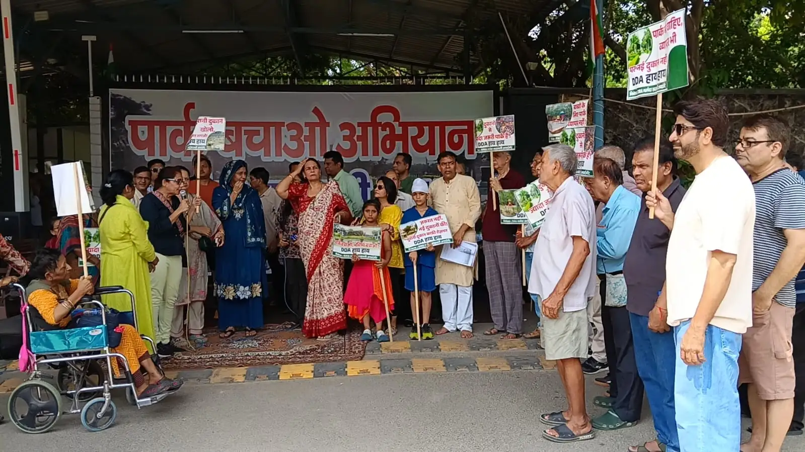 Residents of the Narmada-Saraswati housing complex in Vasant Kunj staged a protest