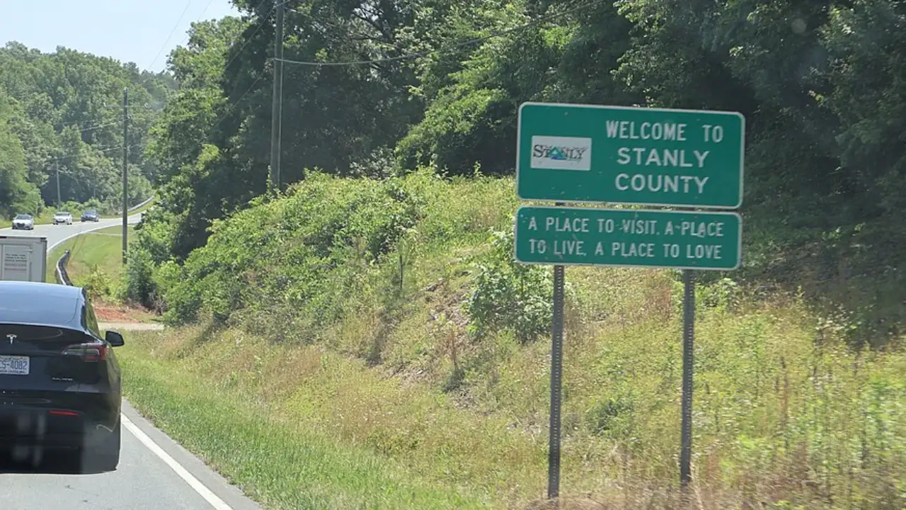 A 17-pound gold rock worth $3,600 of gold in a North Carolina creek — AI Representation