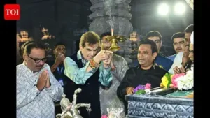 Adding a personal touch to the evening, Jeetendra recited a shayari for the crowd, “Aap sab se
