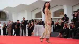 (Photo by Alessandra Tarantino/Invision/AP) Kendall Jenner poses for photographers at the red
