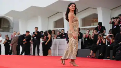 (Photo by Alessandra Tarantino/Invision/AP) Kendall Jenner poses for photographers at the red