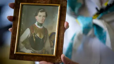 Then, the Austrian diplomat handed over the painting to its rightful heir, Jackie Sondell