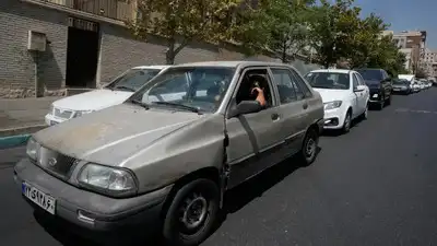 Four dead, over ten injured after car crashes into crowd of government supporters in Iran