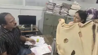 Shiv Sena women corporators protest potholes with 'torn shawl' felicitation of civic official