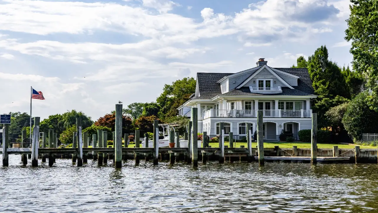 In 2015, a Washington couple who paid $6.7m for a lakefront home added a children's treehouse