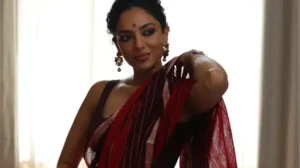 Dressed in a bright red khadi saree, Sobhita masterfully blended the natural appeal