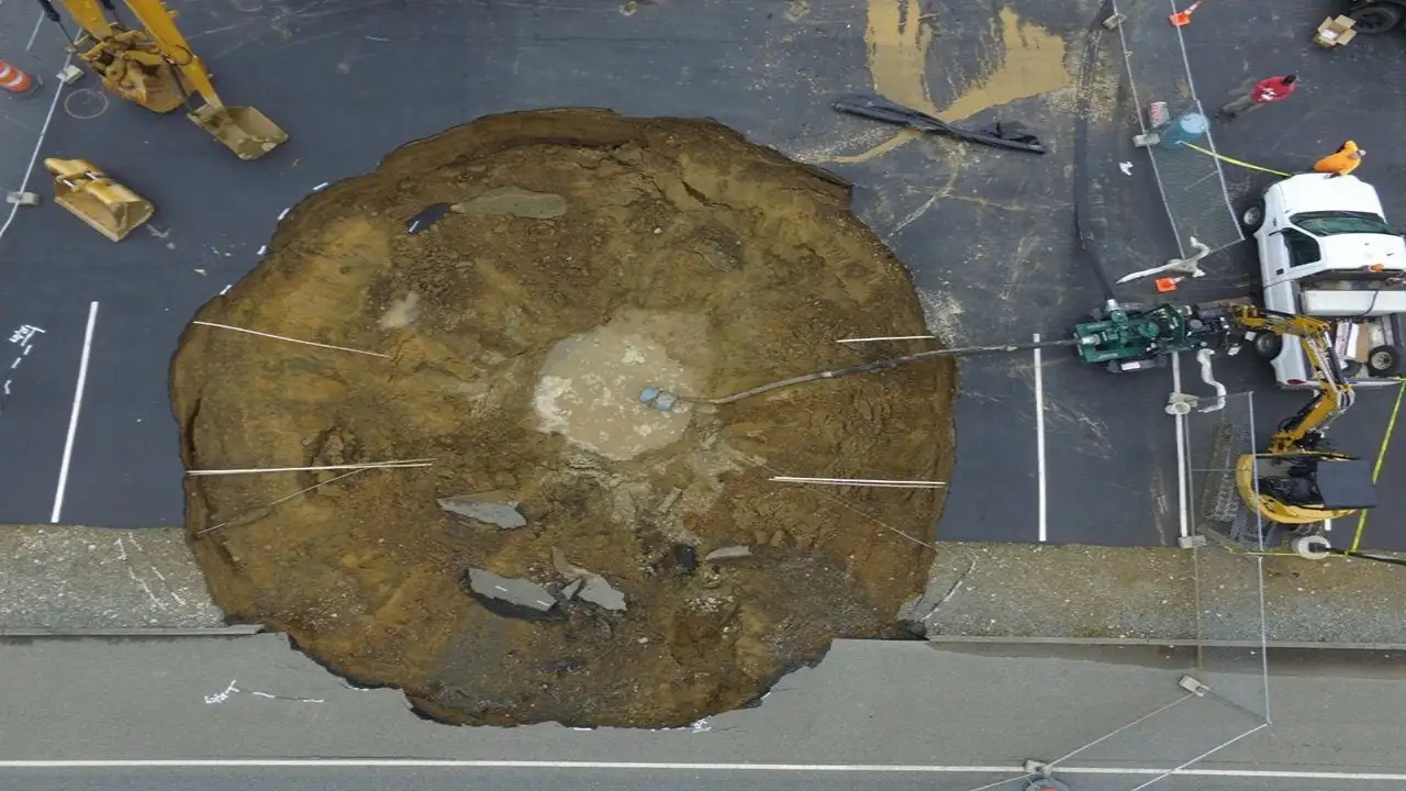 In 2008, a 20-foot hole opened in Daisetta, Texas; by the next day, it was a 900-foot