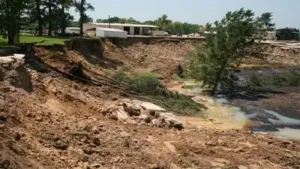 In 2008, a 20-foot hole opened in Daisetta, Texas; by the next day, it was a 900-foot