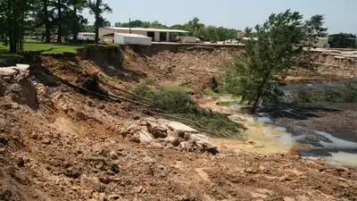 In 2008, a 20-foot hole opened in Daisetta, Texas; by the next day, it was a 900-foot