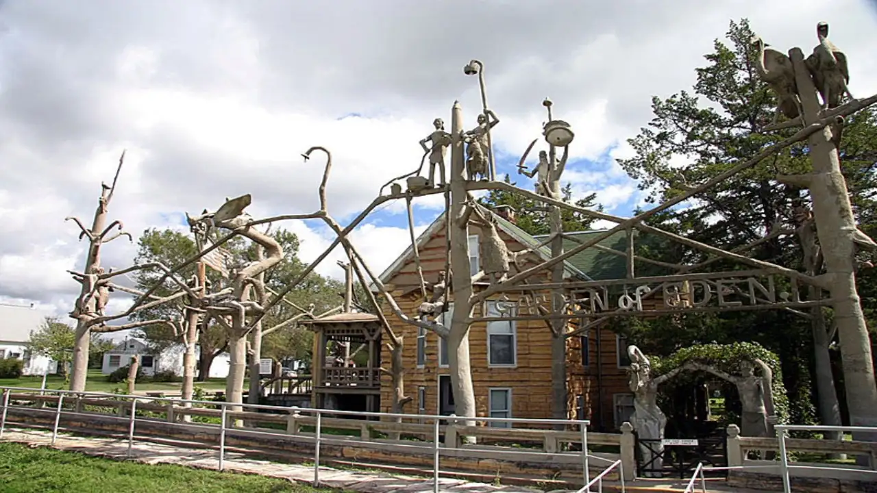 Dinsmoor created more than 150 concrete sculptures there, many of which reflect his religious