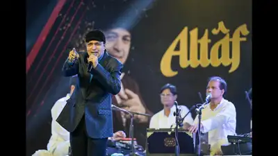Altaf Raja did not need special lights, visual effects or a major production to hold