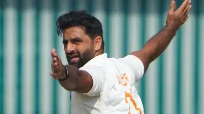 Surrey bowlers Auqib Nabi and Rahul Chahar could not pick up a wicket on the opening day