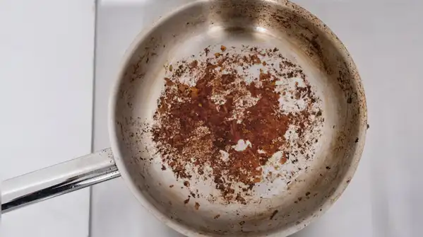 Soaking burnt food in hot water can effectively loosen stubborn residues