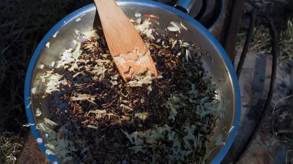 Soaking burnt food in hot water can effectively loosen stubborn residues