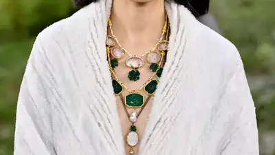 Carved gemstones, not a revival but a continuation