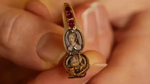 Elizabeth I's secret tribute to Anne Boleyn? The story behind the mysterious 'Chequers Ring'
