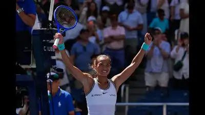Qinwen Zheng celebrates after winning a match against Iga Swiatek