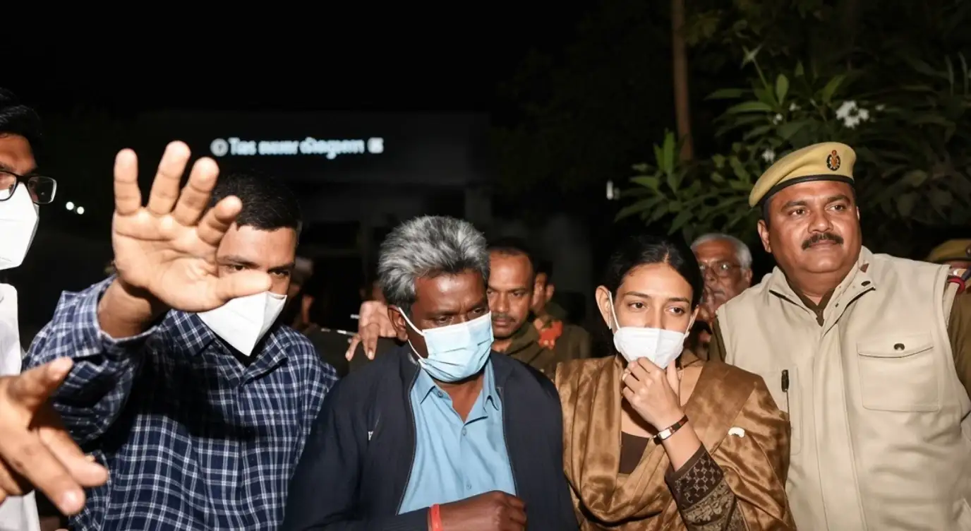 Surendra Koli (L) and Mohinder Pandher after a CBI court awarded death sentence to them