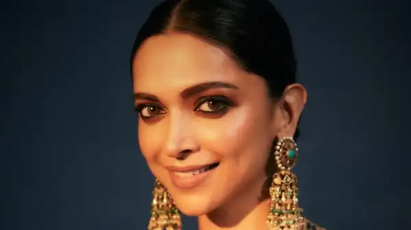 Pair your traditional outfit with a modern eye look, keep things simple with a bold lip