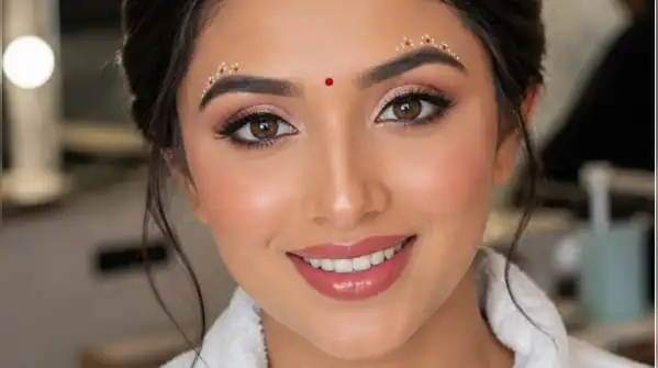 Pair your traditional outfit with a modern eye look, keep things simple with a bold lip