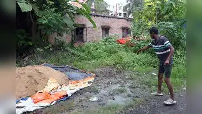 Kolkata: A 38-year-old delivery executive was allegedly assaulted and robbed at his home