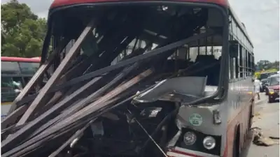During the overtaking manoeuvre, the rods protruding from the tractor reportedly pierced