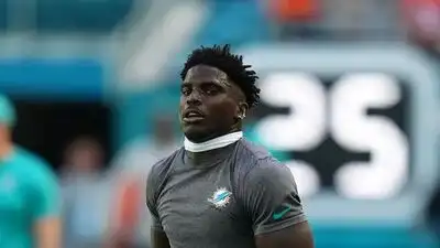 Now the listing is gone, and Hill himself remains unsigned heading into the 2026 NFL season