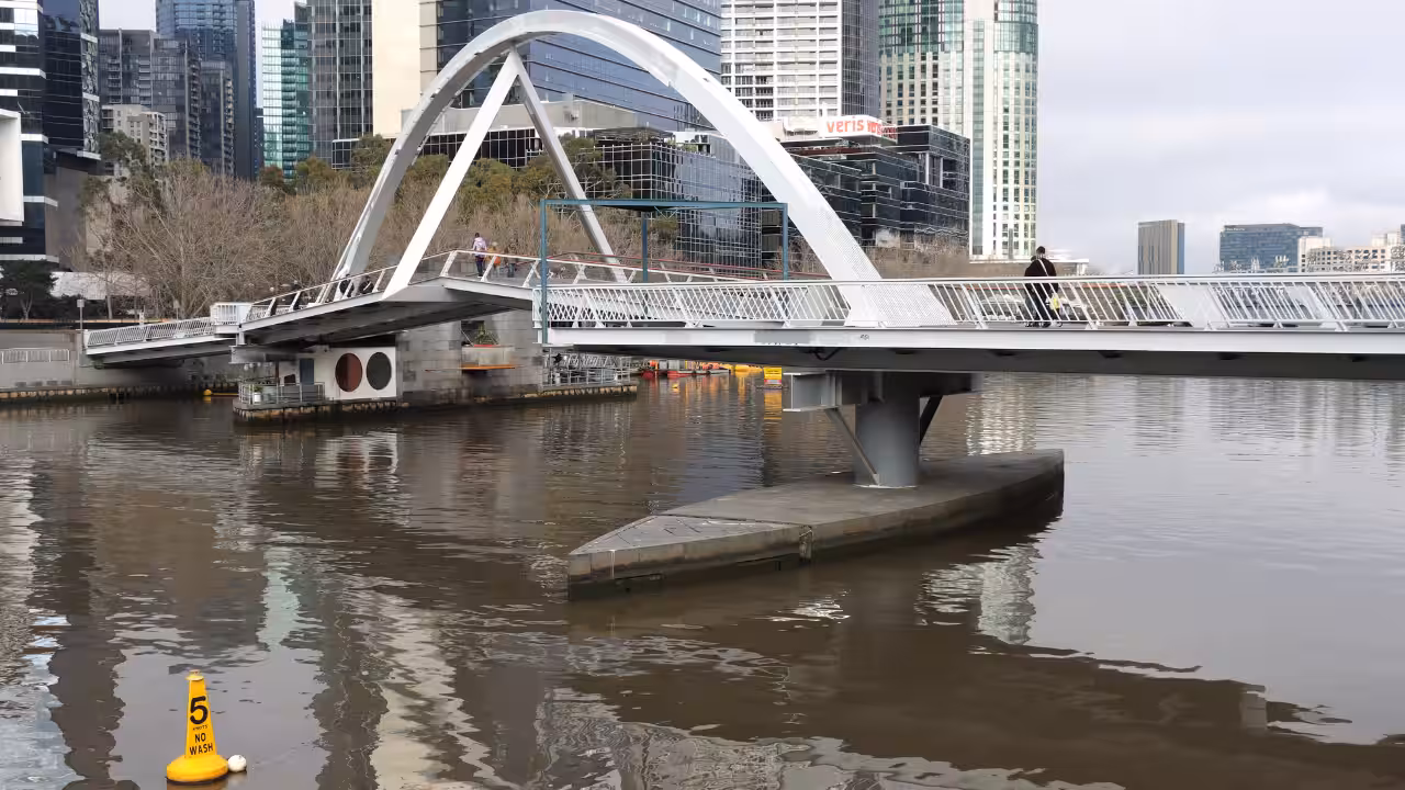 By May 2015, about 20,000 locks covered the bridge's cable railings, and Melbourne City Council