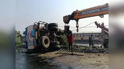 Kolkata: An oil tanker travelling from Kolkata airport towards Barasat overturned on Jessore