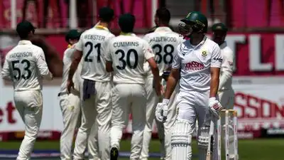(AP Photo) South Africa's Wiaan Mulder, right, leaves the field following his dismissal on day