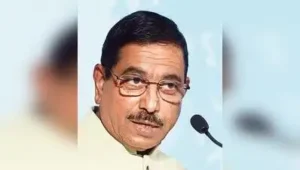 Union minister Pralhad Joshi on Saturday said those in public life must maintain high standards
