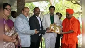 Mysuru DC G Lakshmikanta Reddy and officials invite Gavi Mutt seer Abhinava Gavisiddeshwara