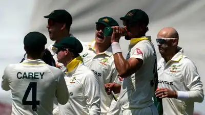 Pat Cummins picked up three wickets as Australia built a 139-run lead over South Africa