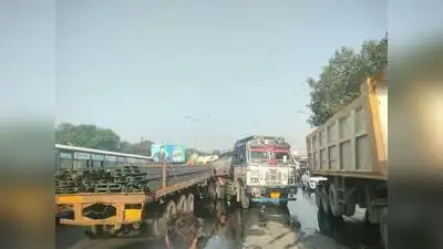 Diesel tanker ruptures on Agra highway; locals rush with buckets to collect fuel