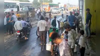 Diesel tanker ruptures on Agra highway; locals rush with buckets to collect fuel
