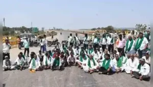 Hundreds of farmers blocked Pune-Bengaluru national highway bypass road at Yarikoppa Cross